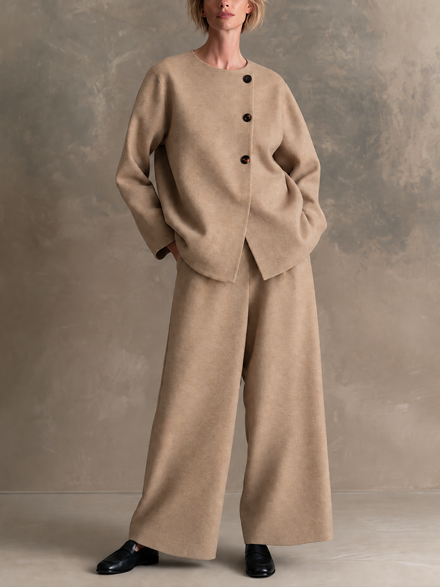 Conjunto de chaqueta corta de lana con botones asimétricos y pantalón ancho