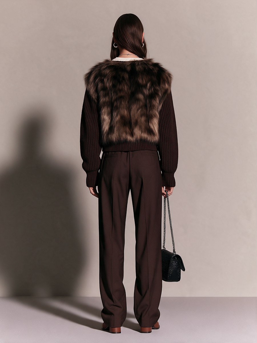 Chaqueta corta de punto canalé con paneles de pelo sintético y cremallera