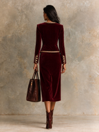 Conjunto de terciopelo con chaqueta corta y falda midi con ribete dorado