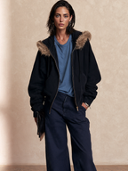 Chaqueta con capucha ribeteada de pelo y hombro caído