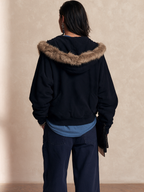 Chaqueta con capucha ribeteada de pelo y hombro caído