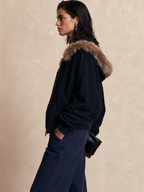 Chaqueta con capucha ribeteada de pelo y hombro caído