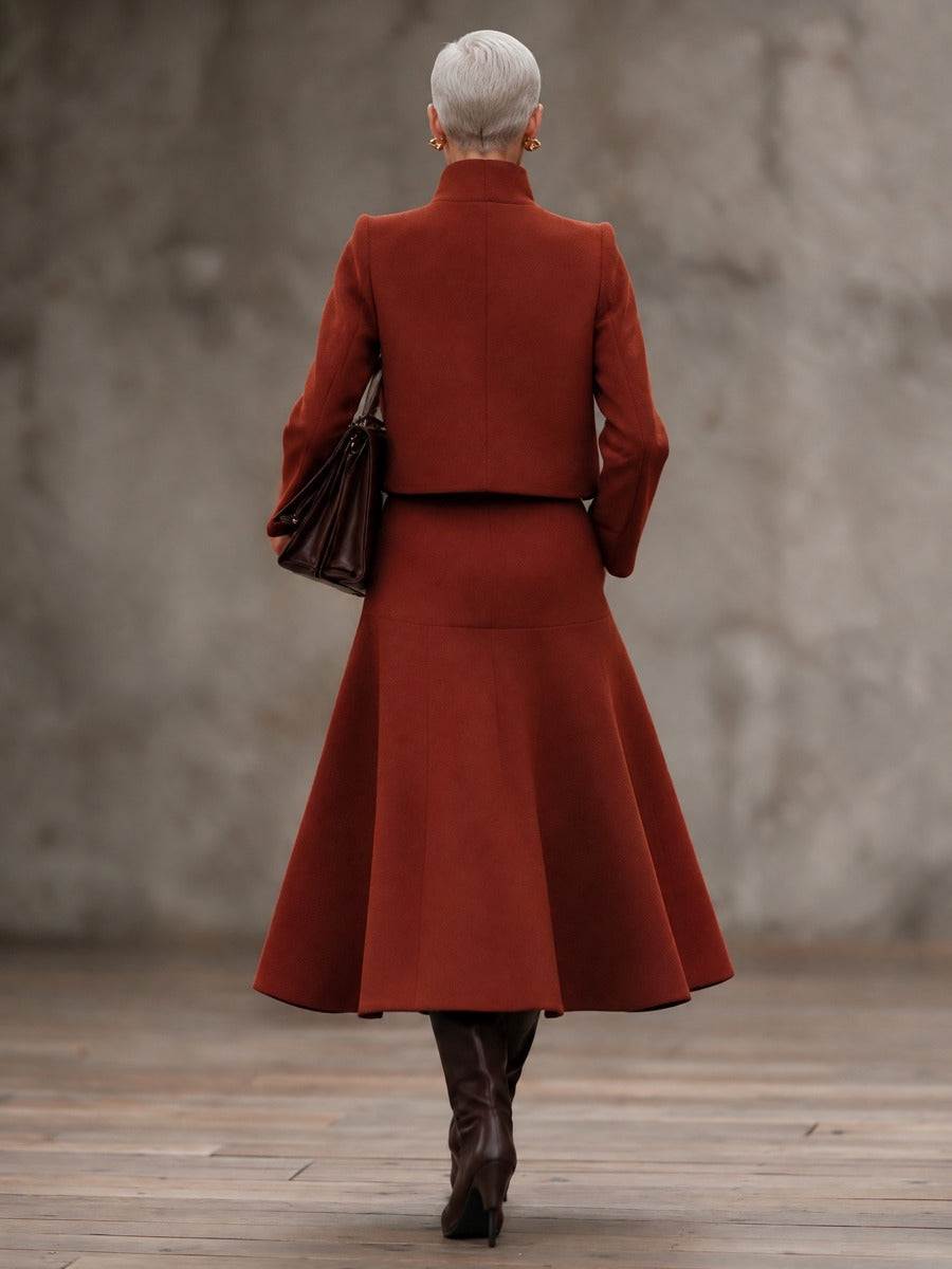 Conjunto de lana con chaqueta corta de cuello alzado y falda midi evasé