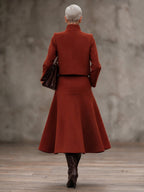 Conjunto de lana con chaqueta corta de cuello alzado y falda midi evasé