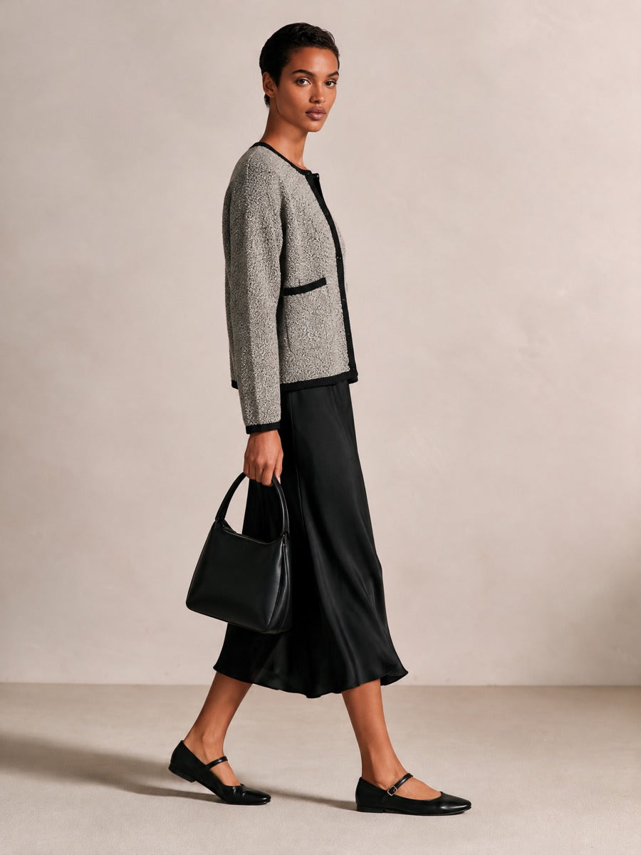 Conjunto de chaqueta de punto con ribete en contraste y falda satinada