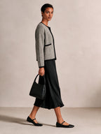 Conjunto de chaqueta de punto con ribete en contraste y falda satinada
