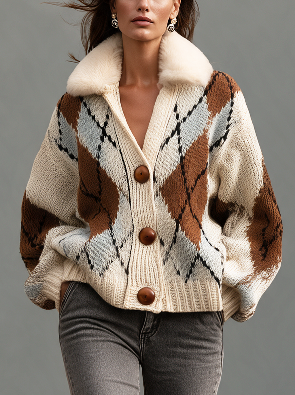 Chaqueta de punto beige con cuello de pelo