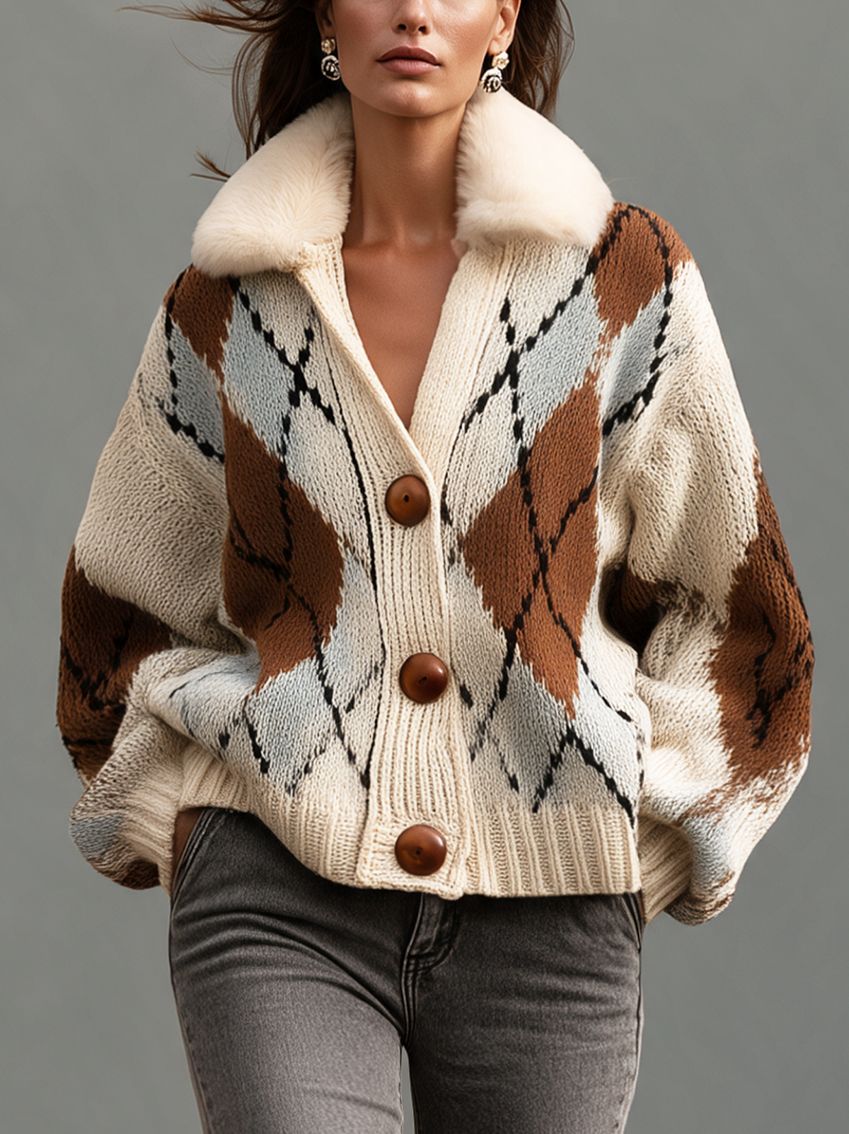 Chaqueta de punto beige con cuello de pelo