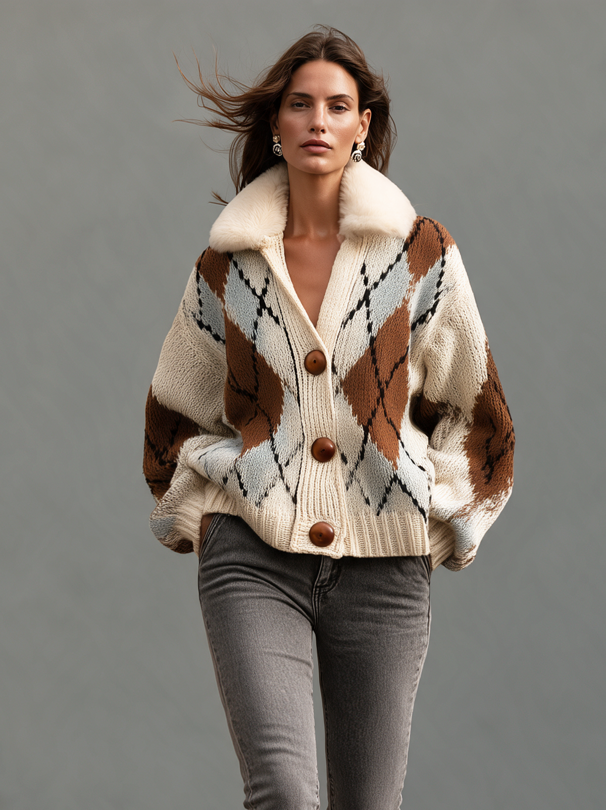 Chaqueta de punto beige con cuello de pelo