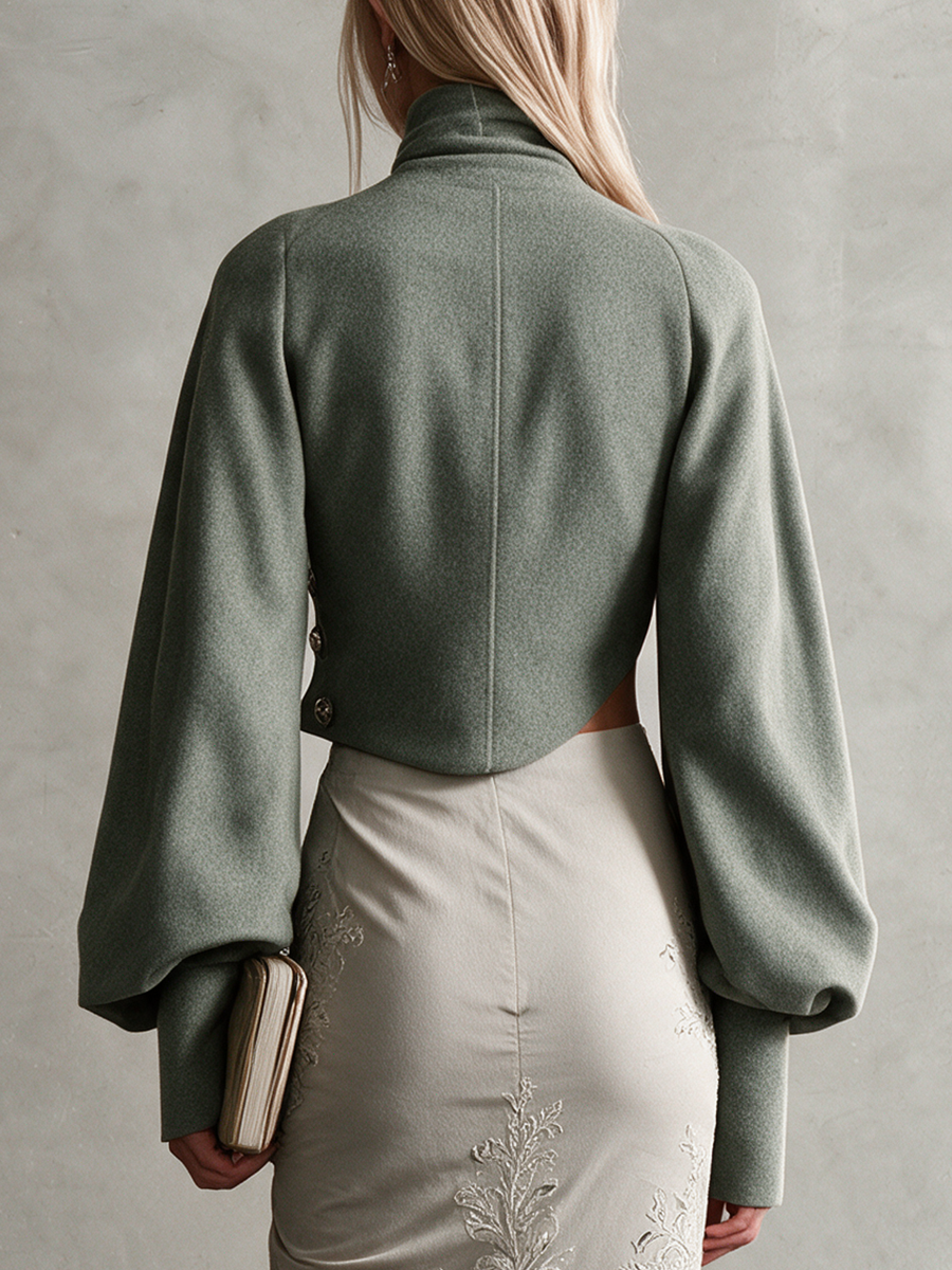 Chaqueta corta verde salvia con botonadura asimétrica y mangas abullonadas