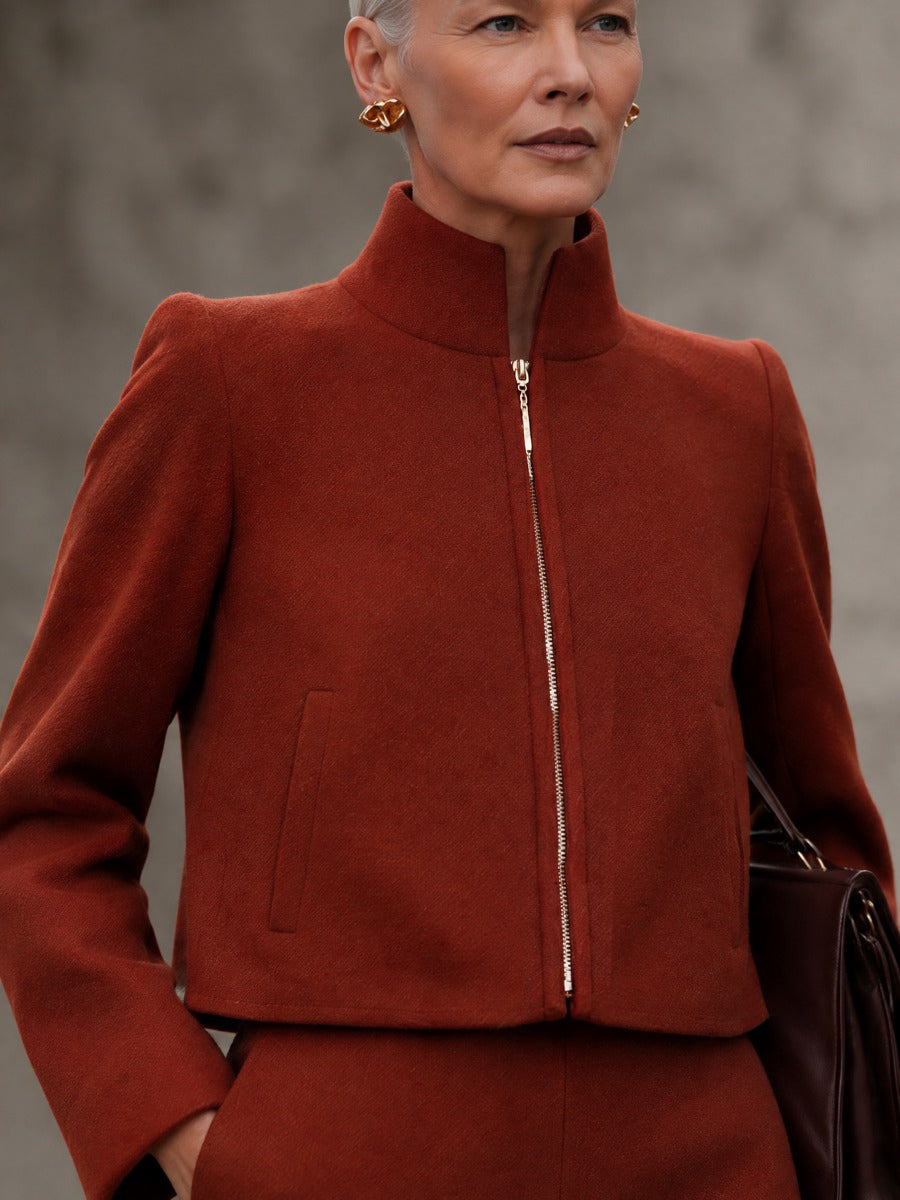 Conjunto de lana con chaqueta corta de cuello alzado y falda midi evasé