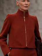 Conjunto de lana con chaqueta corta de cuello alzado y falda midi evasé
