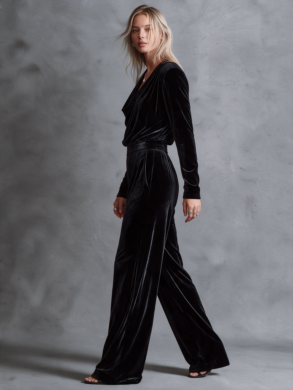 Conjunto de terciopelo negro con top de cuello drapeado y pantalón ancho