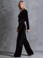Conjunto de terciopelo negro con top de cuello drapeado y pantalón ancho