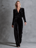Conjunto de terciopelo negro con top de cuello drapeado y pantalón ancho
