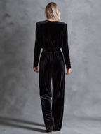Conjunto de terciopelo negro con top de cuello drapeado y pantalón ancho