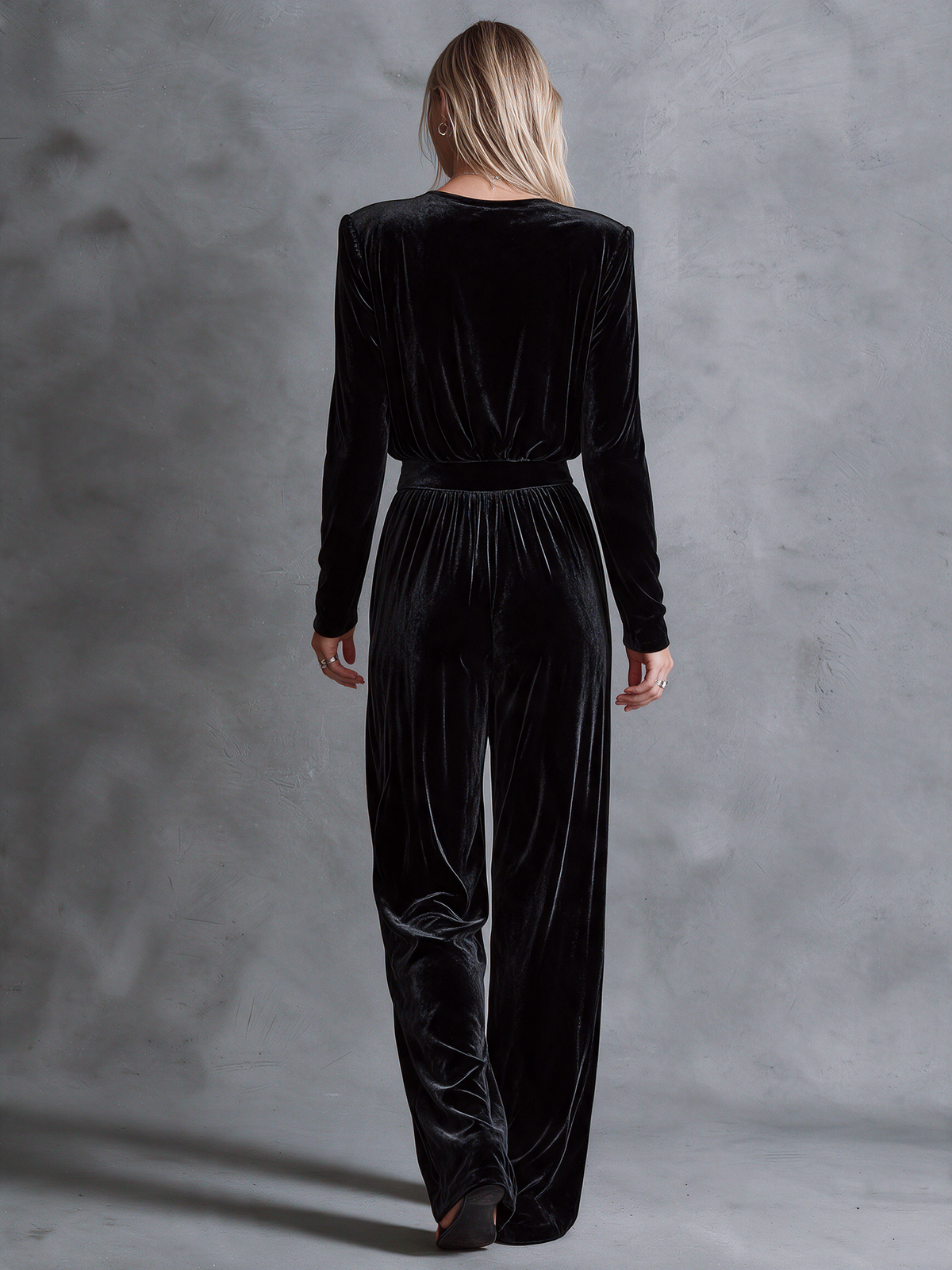 Conjunto de terciopelo negro con top de cuello drapeado y pantalón ancho