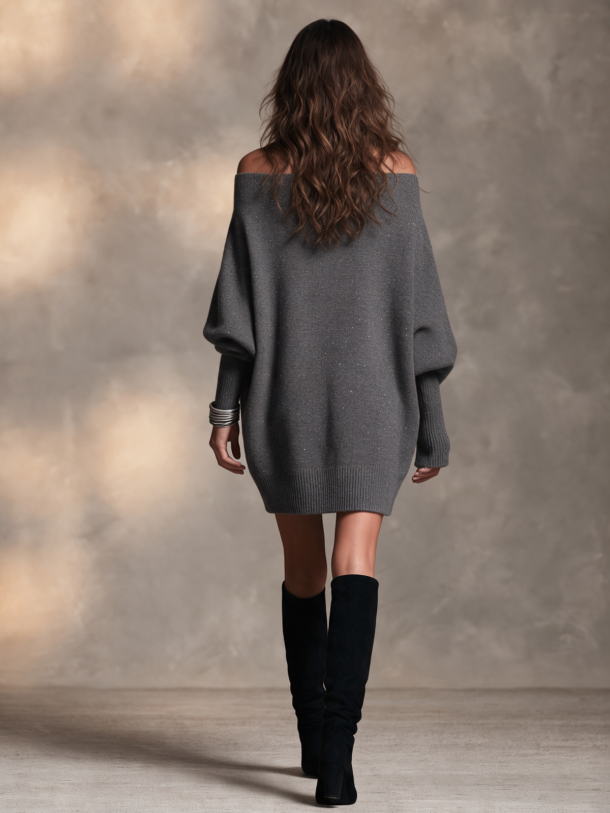 Vestido jersey corto gris marengo con hombros descubiertos y manga murciélago