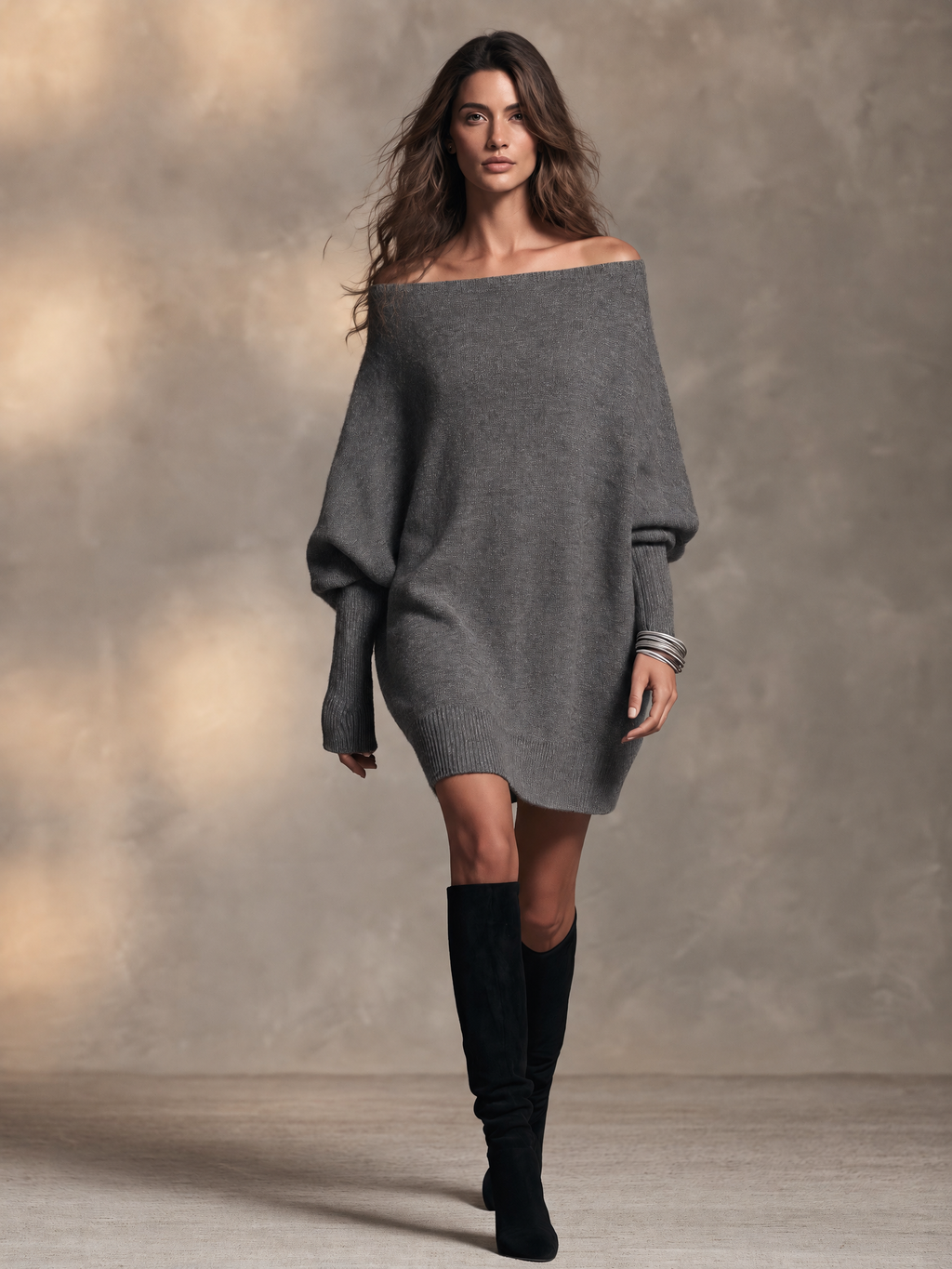 Vestido jersey corto gris marengo con hombros descubiertos y manga murciélago