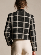 Chaqueta corta de tweed a cuadros negro y crema con botones de perla