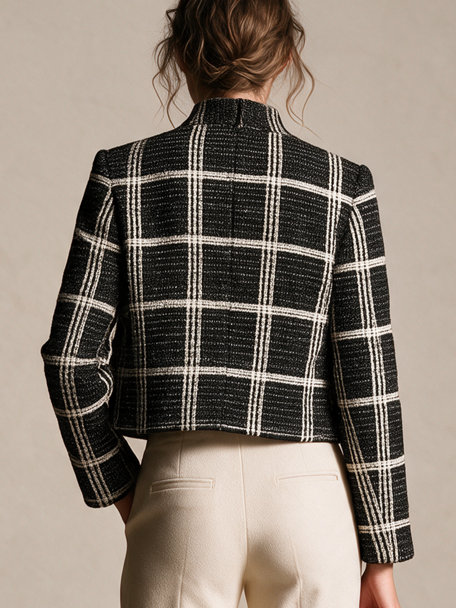 Chaqueta corta de tweed a cuadros negro y crema con botones de perla