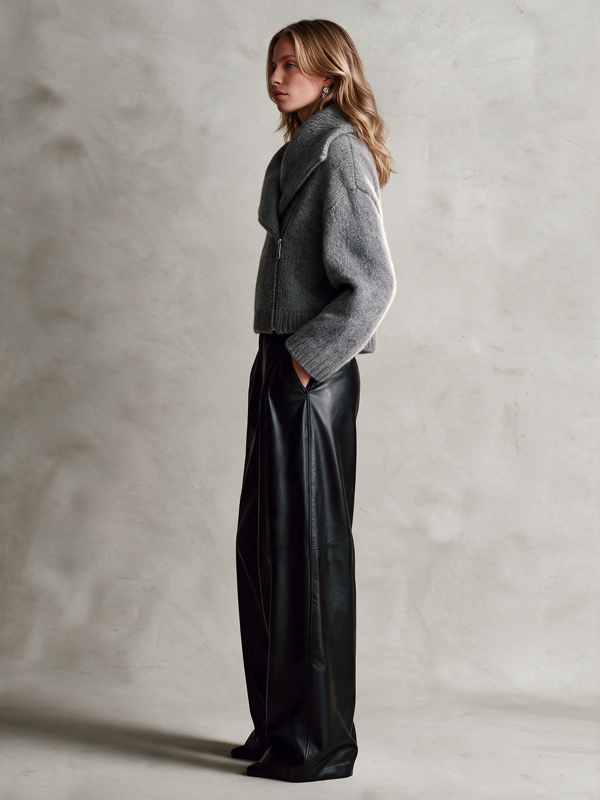 Chaqueta corta de punto gris con cuello chal y cremallera asimétrica