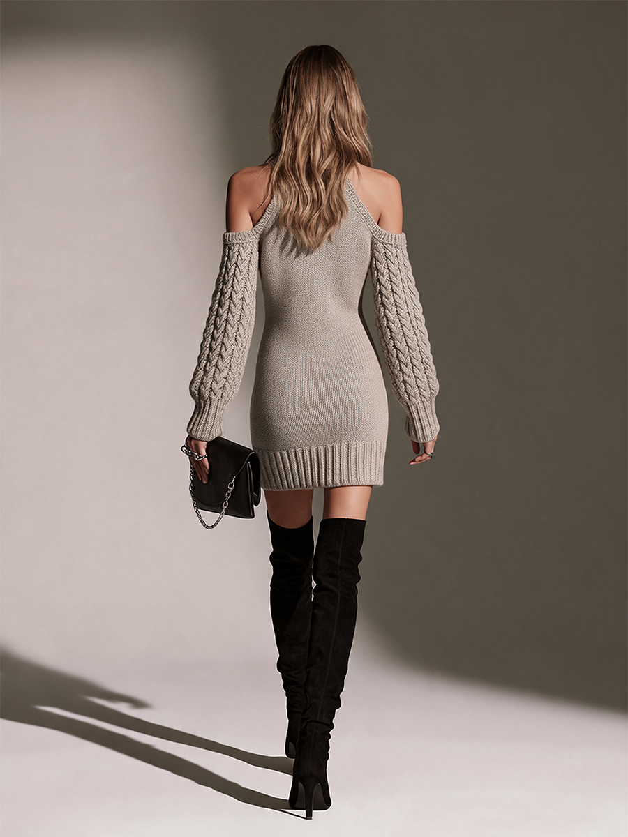 Vestido corto de punto gris con cuello alto, hombros descubiertos y mangas de ochos