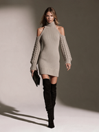 Vestido corto de punto gris con cuello alto, hombros descubiertos y mangas de ochos