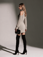 Vestido corto de punto gris con cuello alto, hombros descubiertos y mangas de ochos