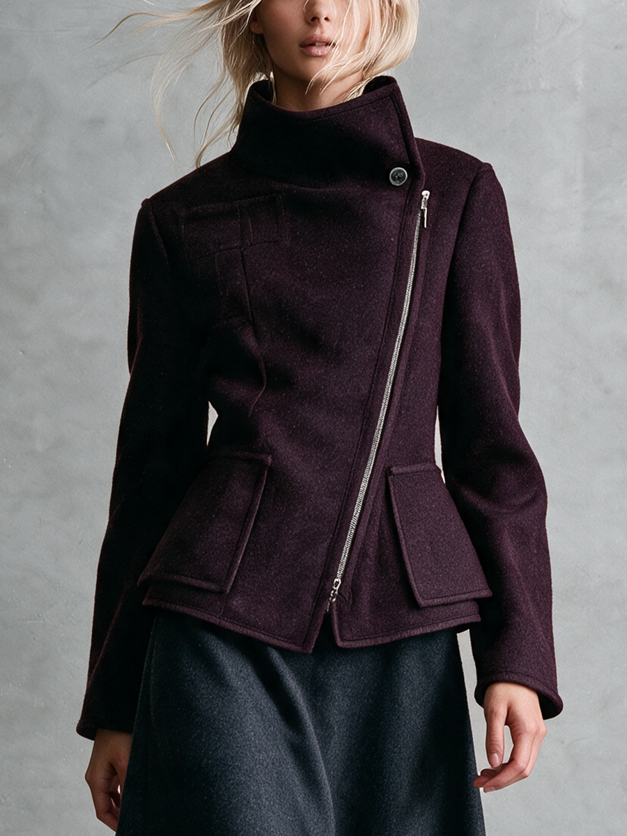 Chaqueta de lana berenjena con cuello chimenea, cremallera asimétrica y peplum
