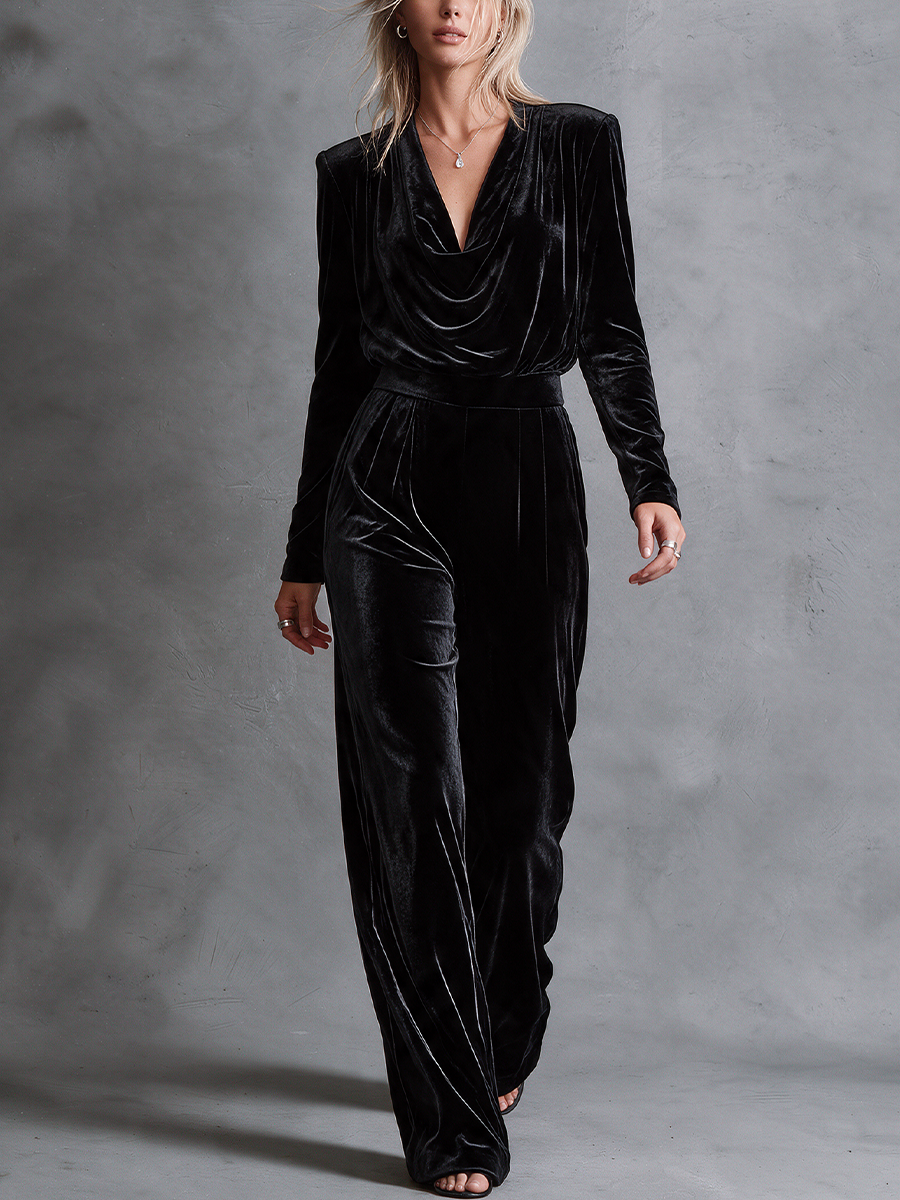 Conjunto de terciopelo negro con top de cuello drapeado y pantalón ancho