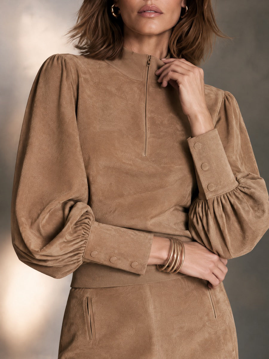 Conjunto vintage de antelina con top de cuello alzado y falda lápiz