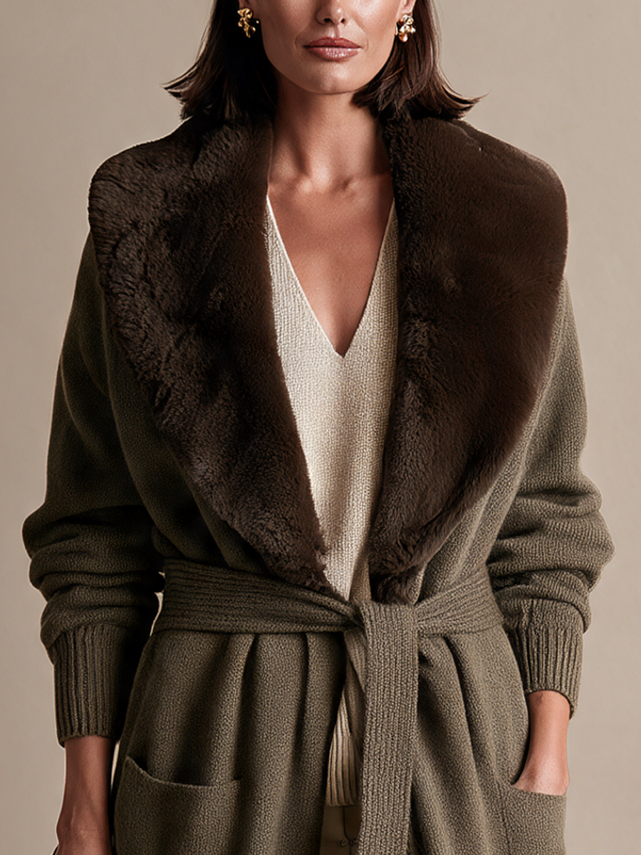 Chaqueta larga de punto con cuello chal de pelo y cinturón