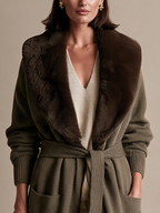 Chaqueta larga de punto con cuello chal de pelo y cinturón