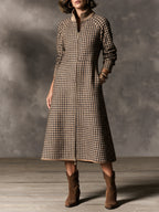 Vestido midi de cuadros con cuello alzado y cremallera