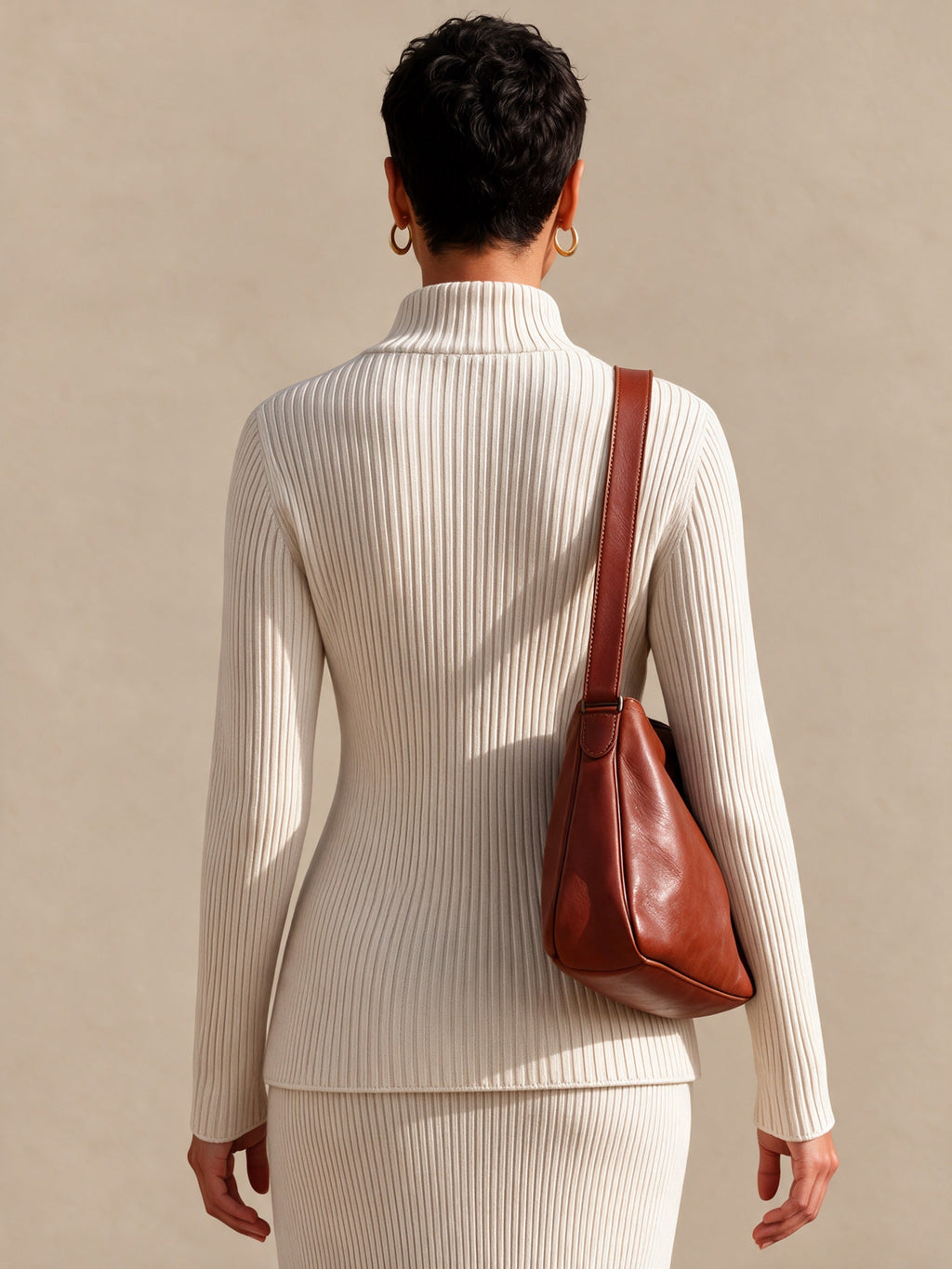 Top largo de canalé con cuello alzado y trencas