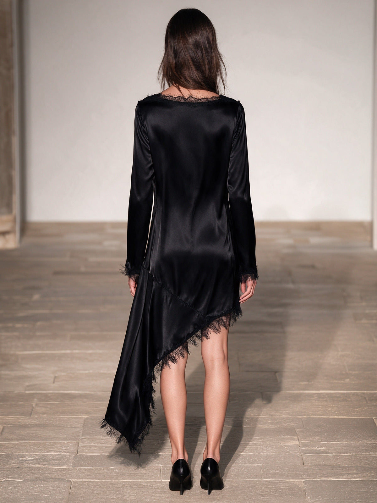 Vestido midi asimétrico negro satinado con flecos