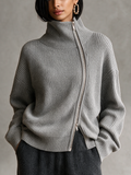 Jersey gris de canalé con cuello chimenea y cremallera diagonal