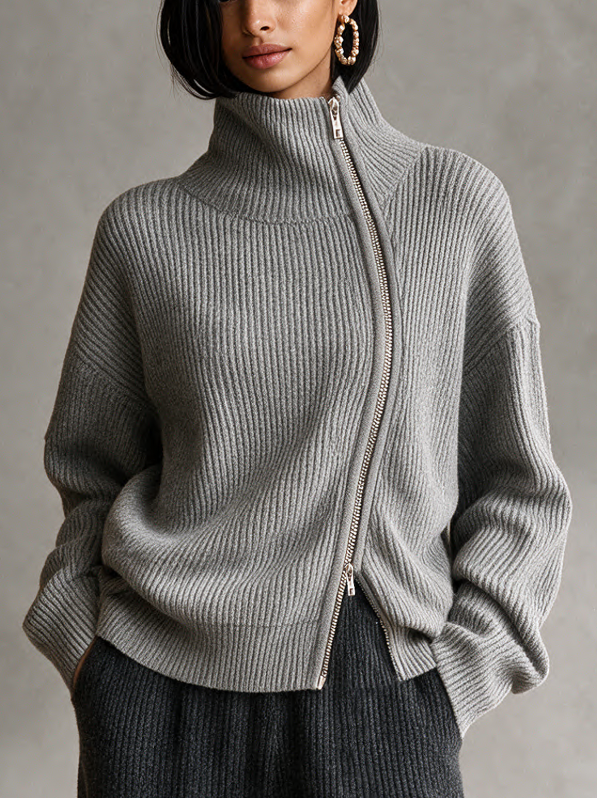 Jersey gris de canalé con cuello chimenea y cremallera diagonal