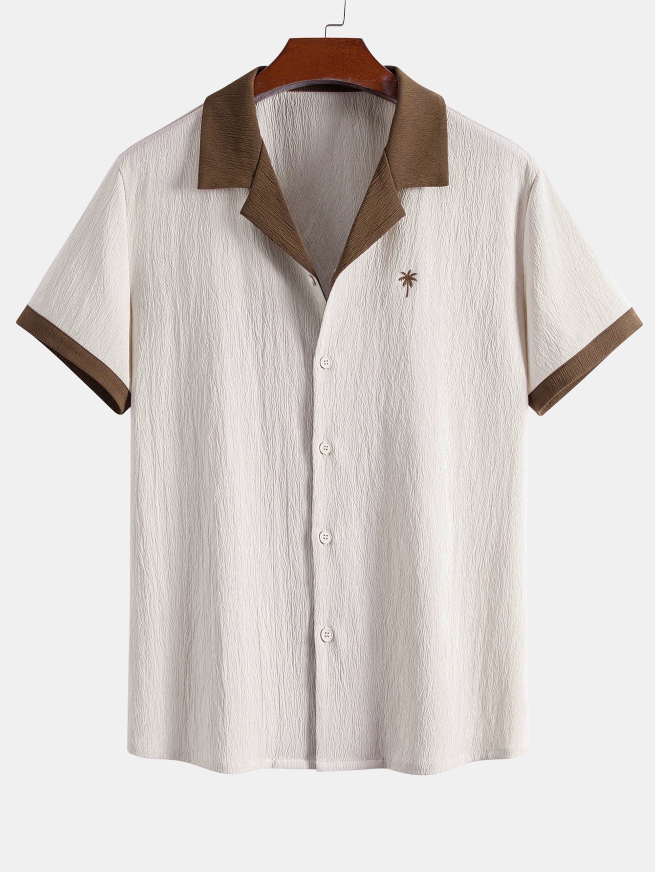 Camisa arrugada con bordado de palmeras en contraste y pantalones rectos con textura arrugada
