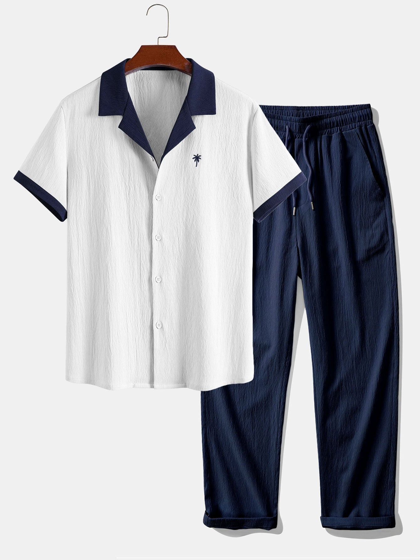 Camisa arrugada con bordado de palmeras en contraste y pantalones rectos con textura arrugada