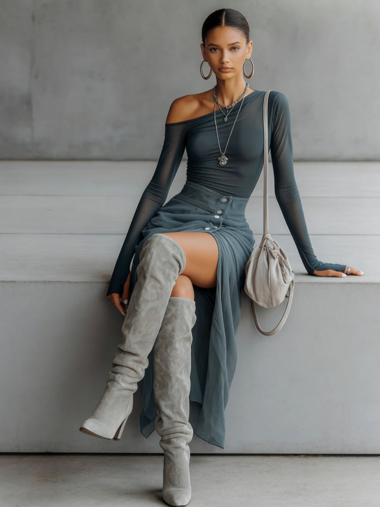 Conjunto Asimétrico Gris con Transparencias y Detalle Cut Out