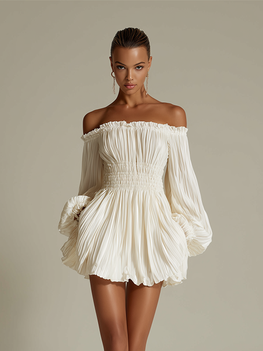 Vestido corto plisado marfil con hombros descubiertos y cintura fruncida