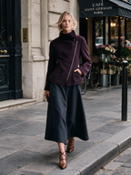 Chaqueta de lana berenjena con cuello chimenea, cremallera asimétrica y peplum