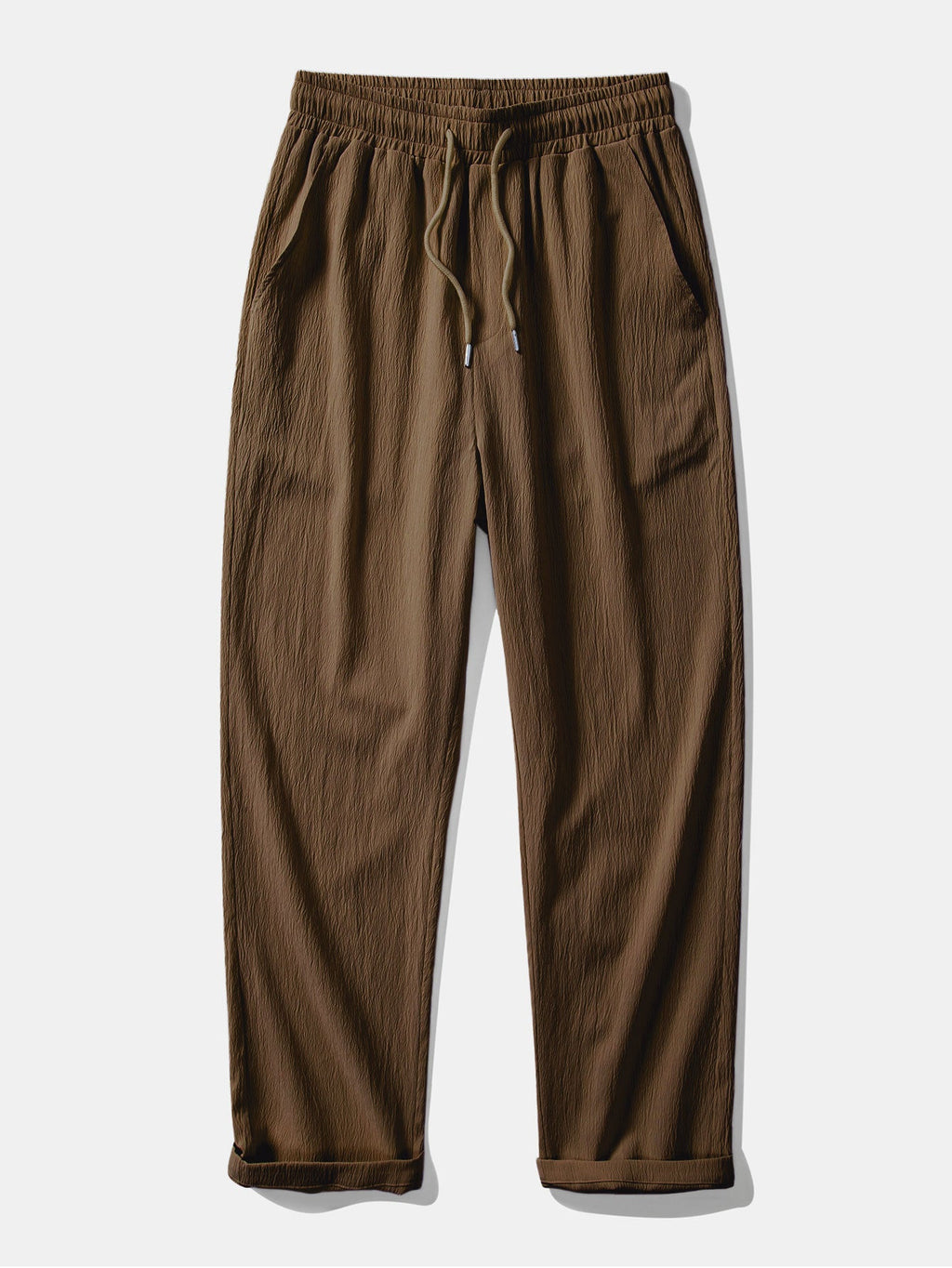 Camisa arrugada con bordado de palmeras en contraste y pantalones rectos con textura arrugada