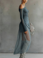 Conjunto Asimétrico Gris con Transparencias y Detalle Cut Out