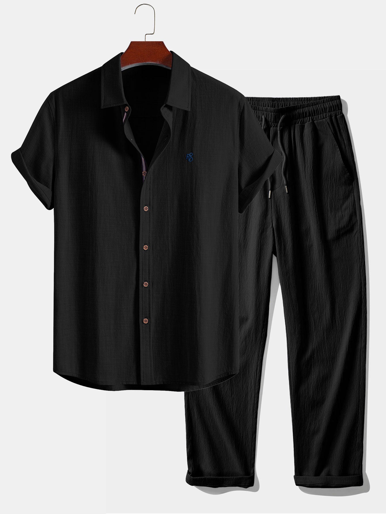 Camisa de manga corta con botones y efecto lino, y pantalones rectos con textura arrugada