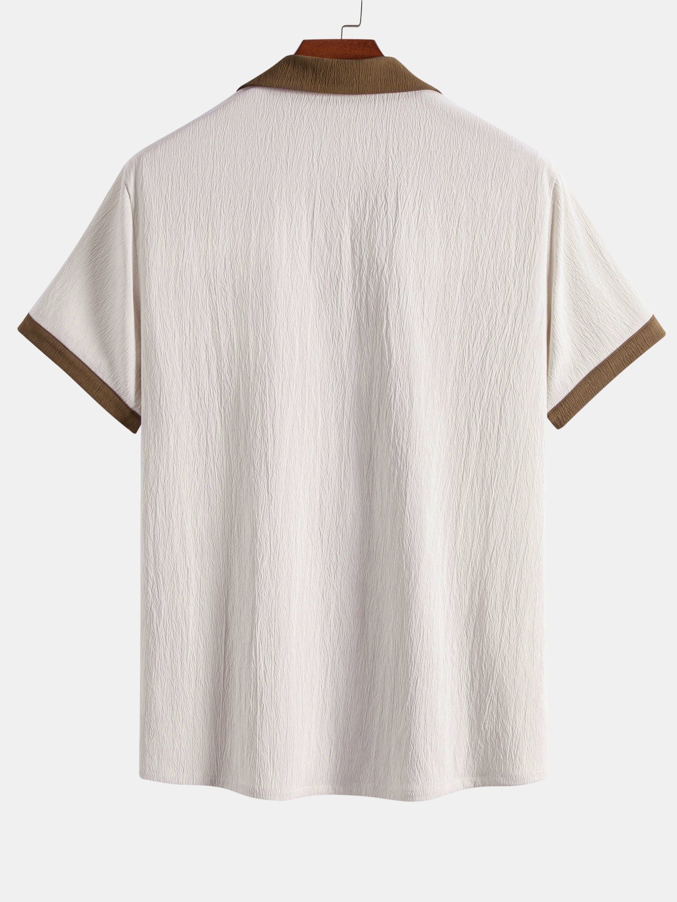 Camisa arrugada con bordado de palmeras en contraste y pantalones rectos con textura arrugada