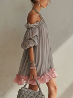 Vestido Mini de Chifón Gris con Hombros Descubiertos y Ribete Rosa