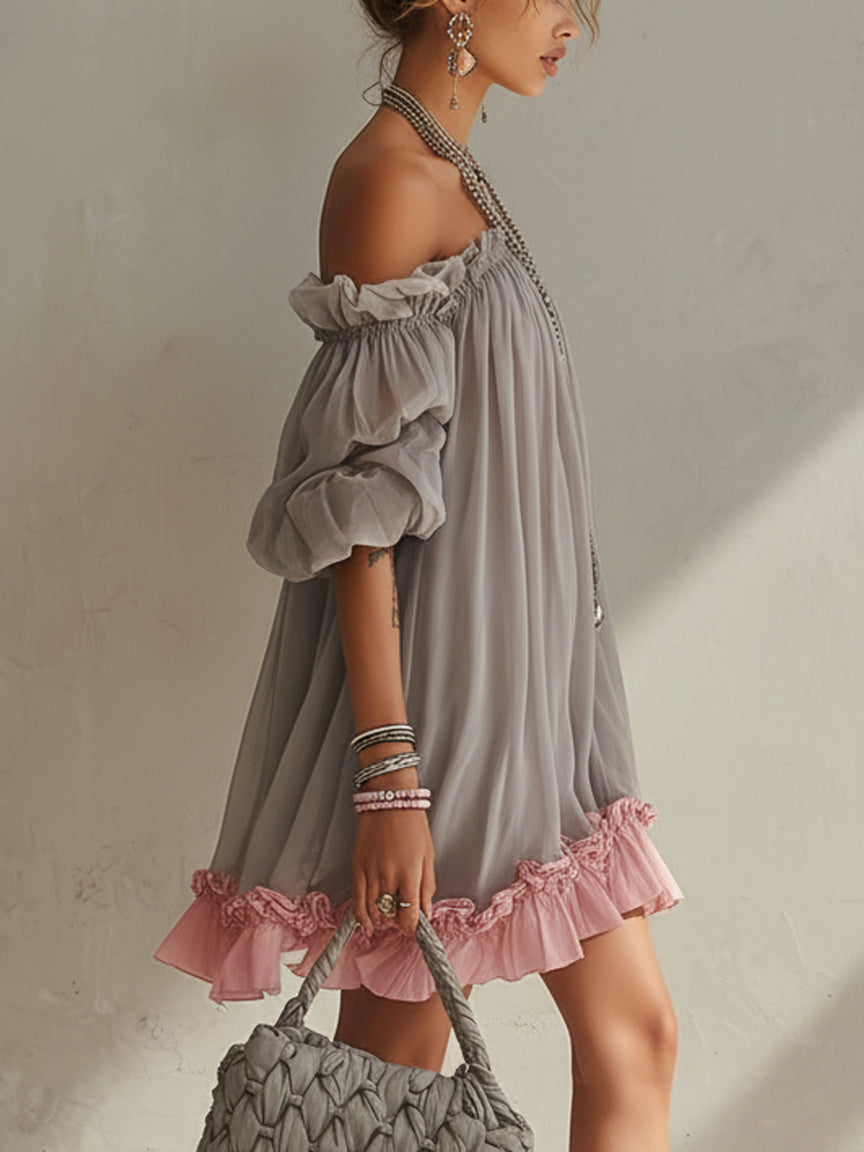 Vestido Mini de Chifón Gris con Hombros Descubiertos y Ribete Rosa